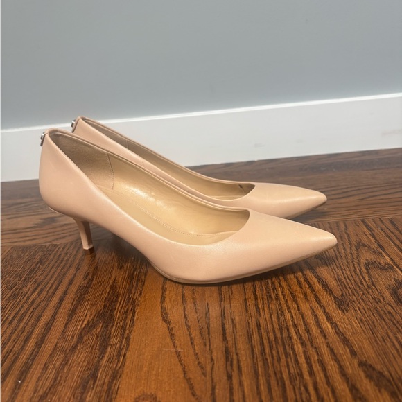 NEW—MICHAEL KORS NUDE PUMPS - Picture 1 of 6